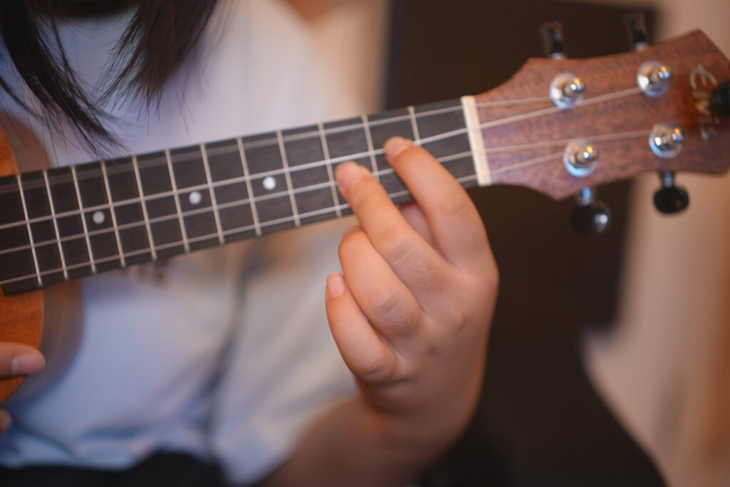 ウクレレを弾く小学校4年生の生徒さん２