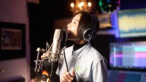 レコーディングレッスンで歌を歌う女性生徒