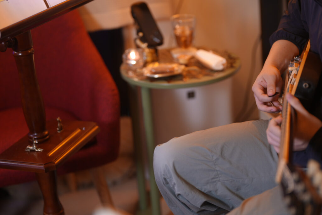 レッスンでギターを弾く男性生徒