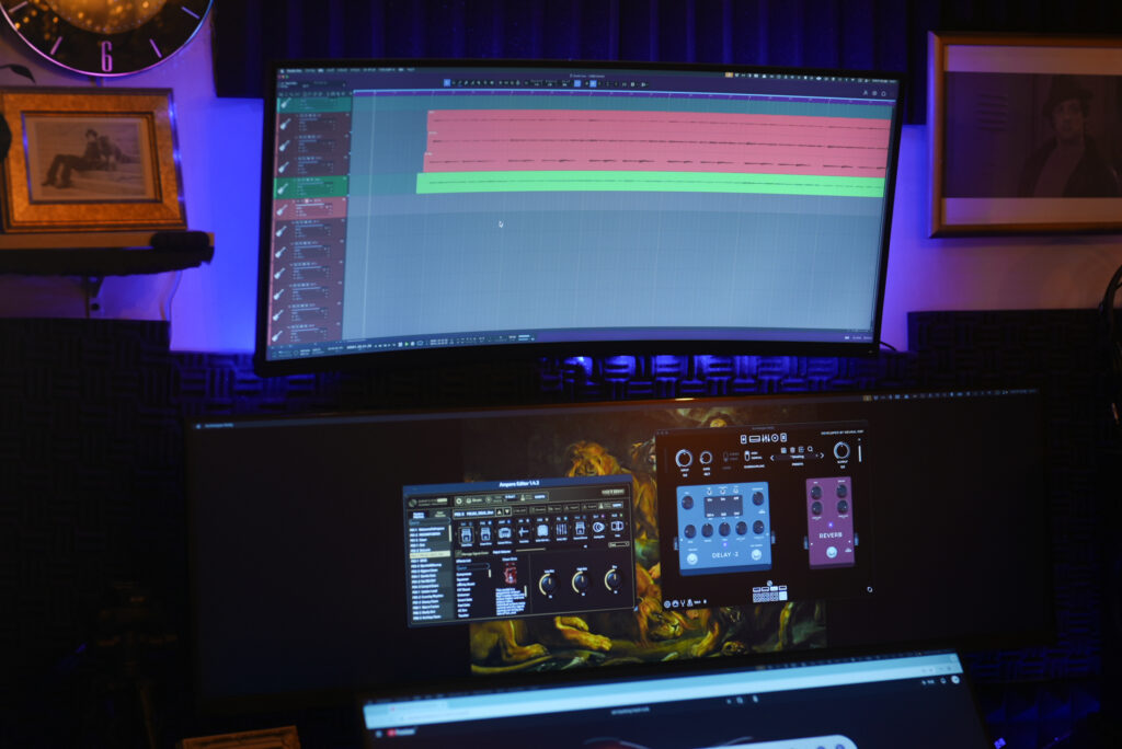 レッスンでギターを弾く男性生徒