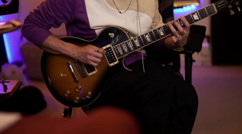 ギターを弾いてる講師の動画