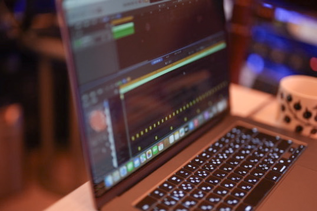 DTMレッスンで鍵盤を弾く女性生徒