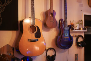 教室のギターの写真