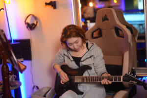 レッスンでギターを弾く女性生徒