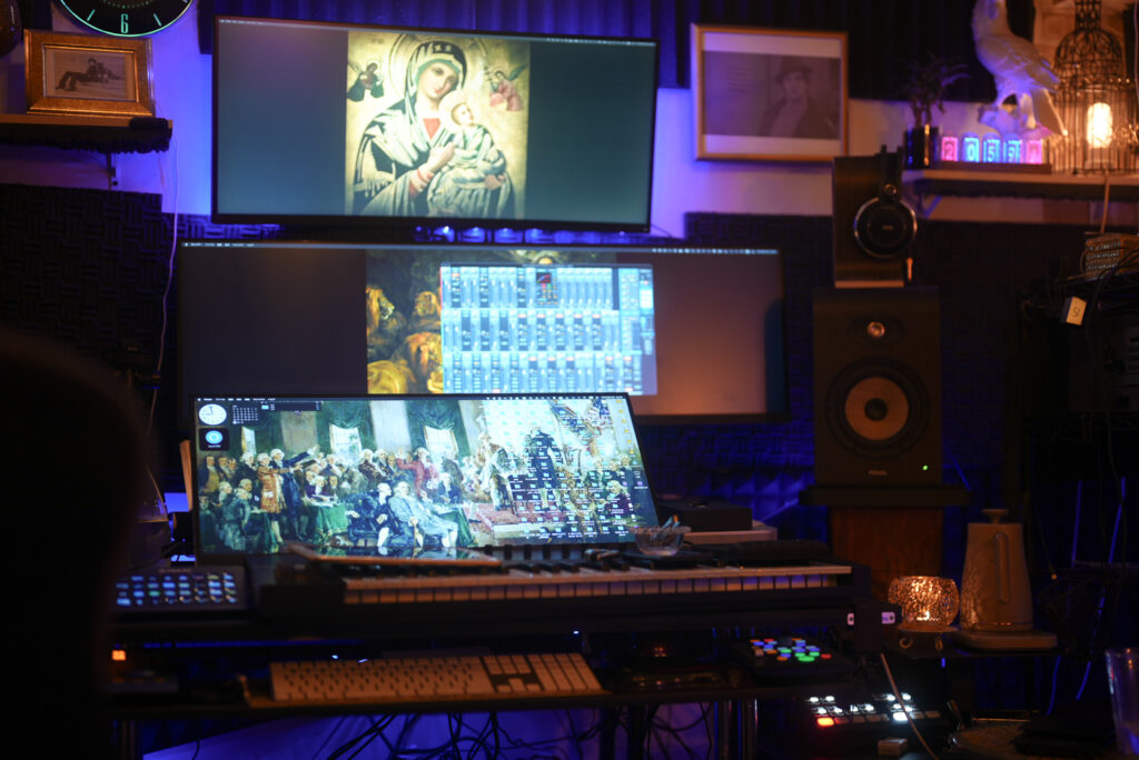 教室のモニター画面3台