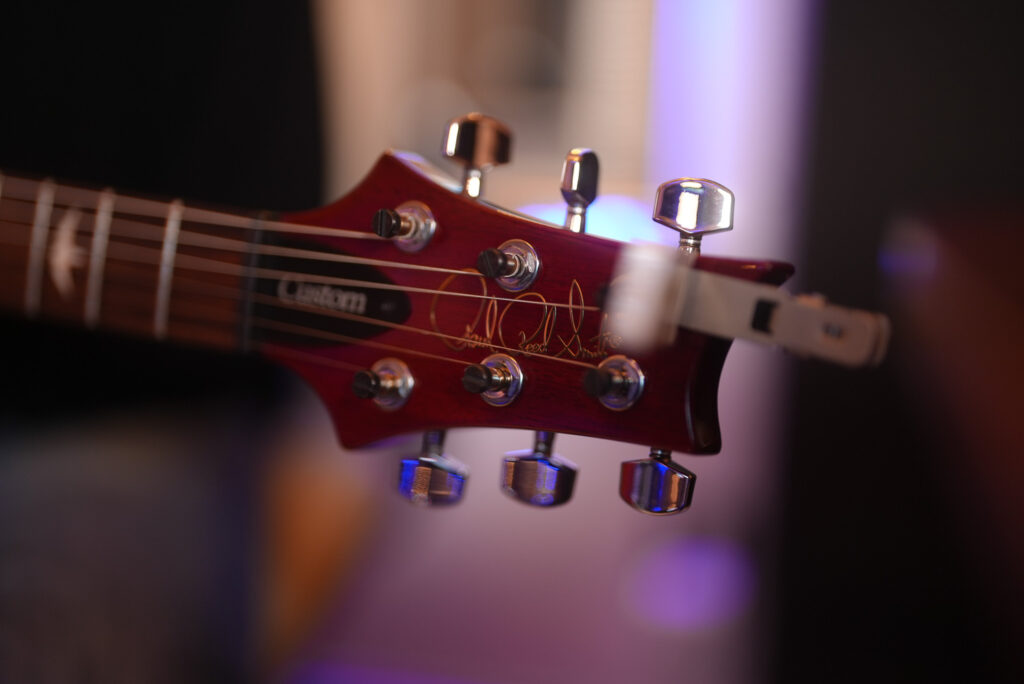 レッスンでギターを弾く男性生徒