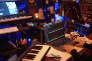 DTMレッスンで鍵盤を弾く女性生徒