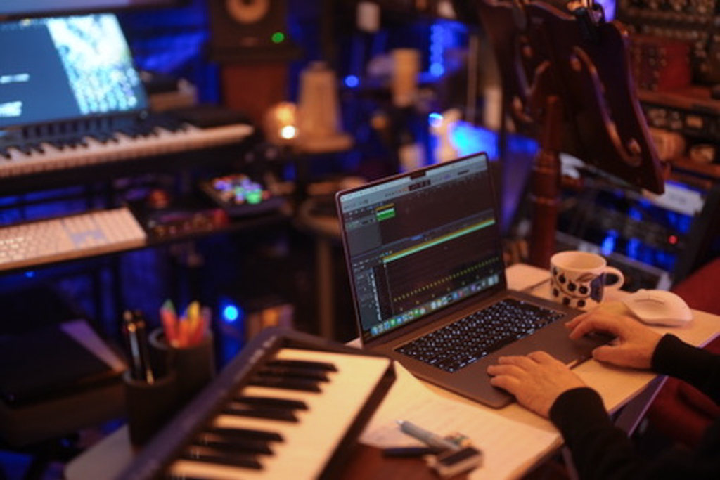 DTMレッスンで鍵盤を弾く女性生徒