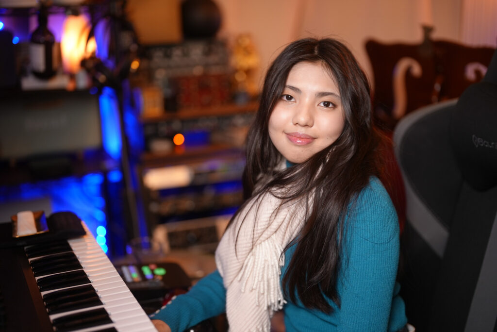 DTMレッスンを受けている女子中学生の生徒様