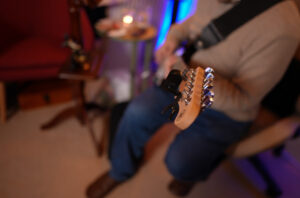 レッスンでギターを弾く男性生徒