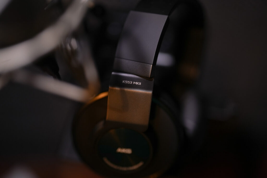 AKG ( アーカーゲー ) / K553MKIIの録音ブースでの写真