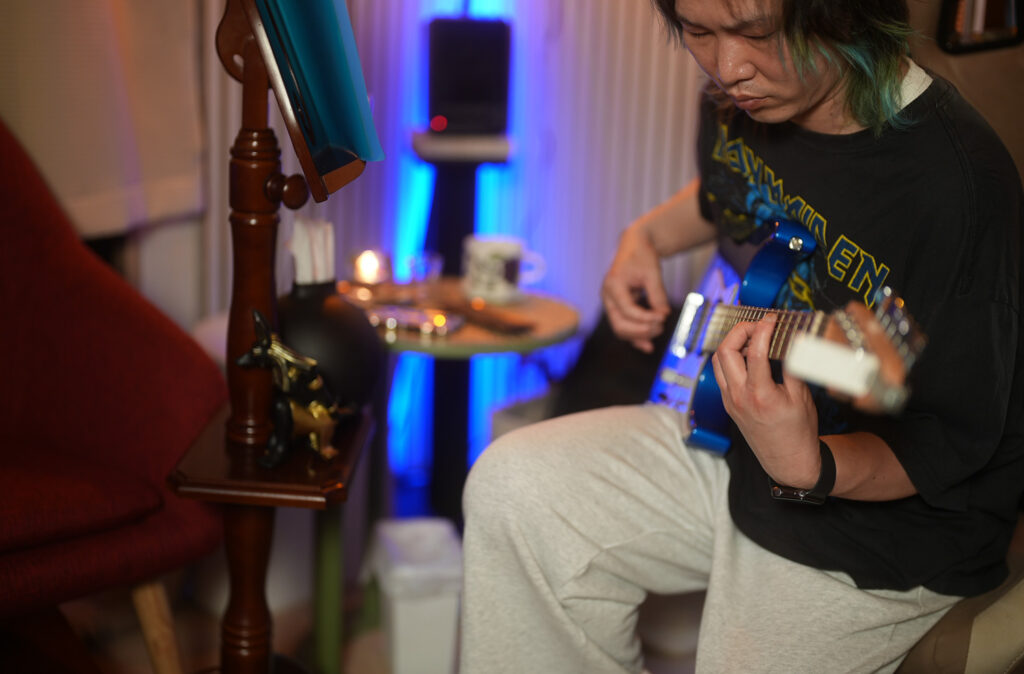 レッスンでギターを弾く男性生徒3