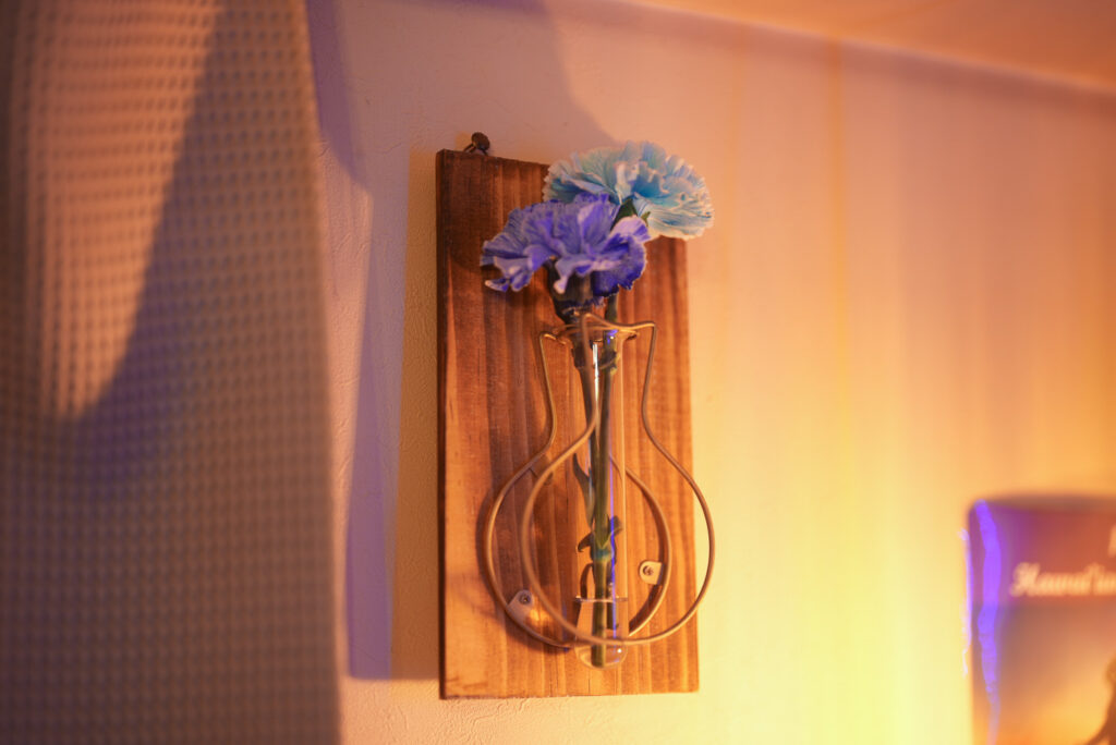 教室に飾ってある青系の花の写真