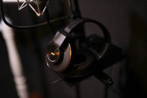 AKG ( アーカーゲー ) / K553MKIIの録音ブースでの写真