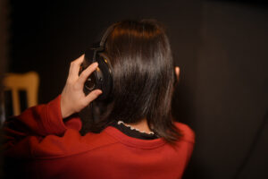 ボイトレ レッスンに励む女性生徒