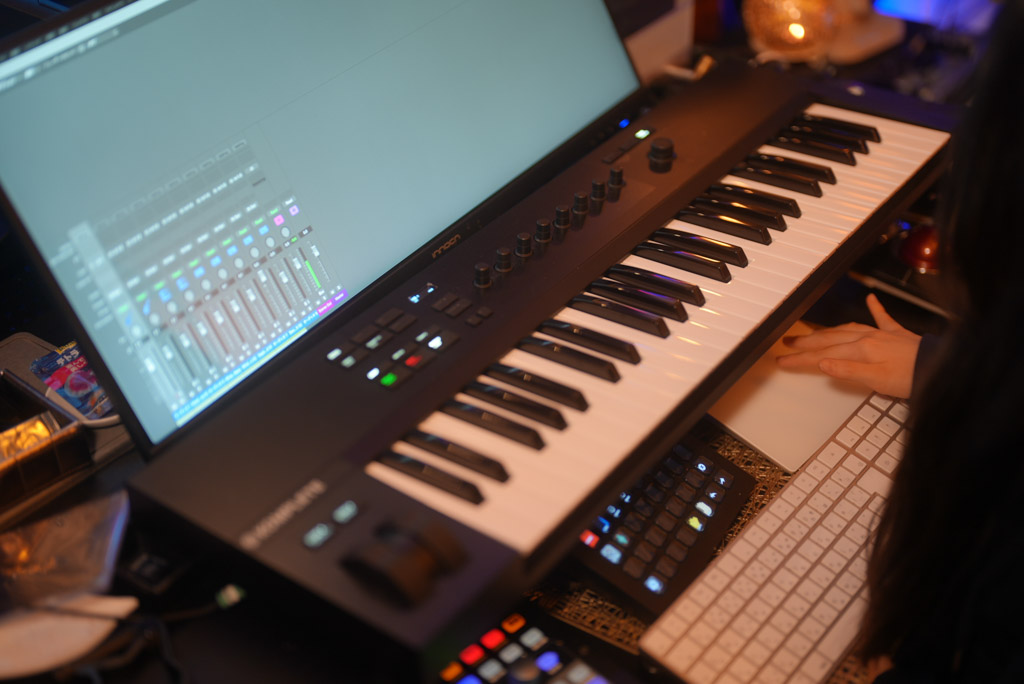 DTMレッスン、中学生の生徒の写真