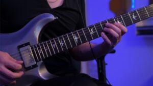 ギターを講師が弾いている画像