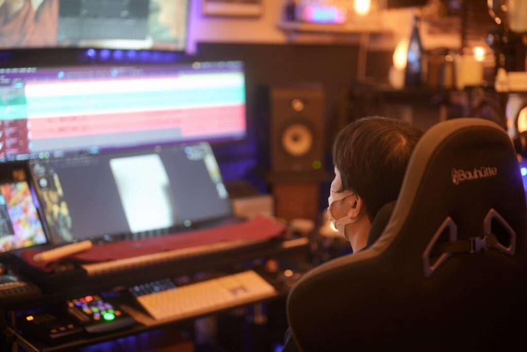レッスンで音楽制作を進める男性生徒