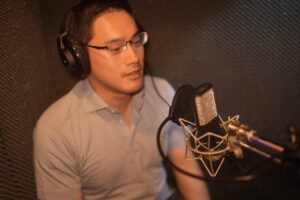 歌を歌っている男性生徒