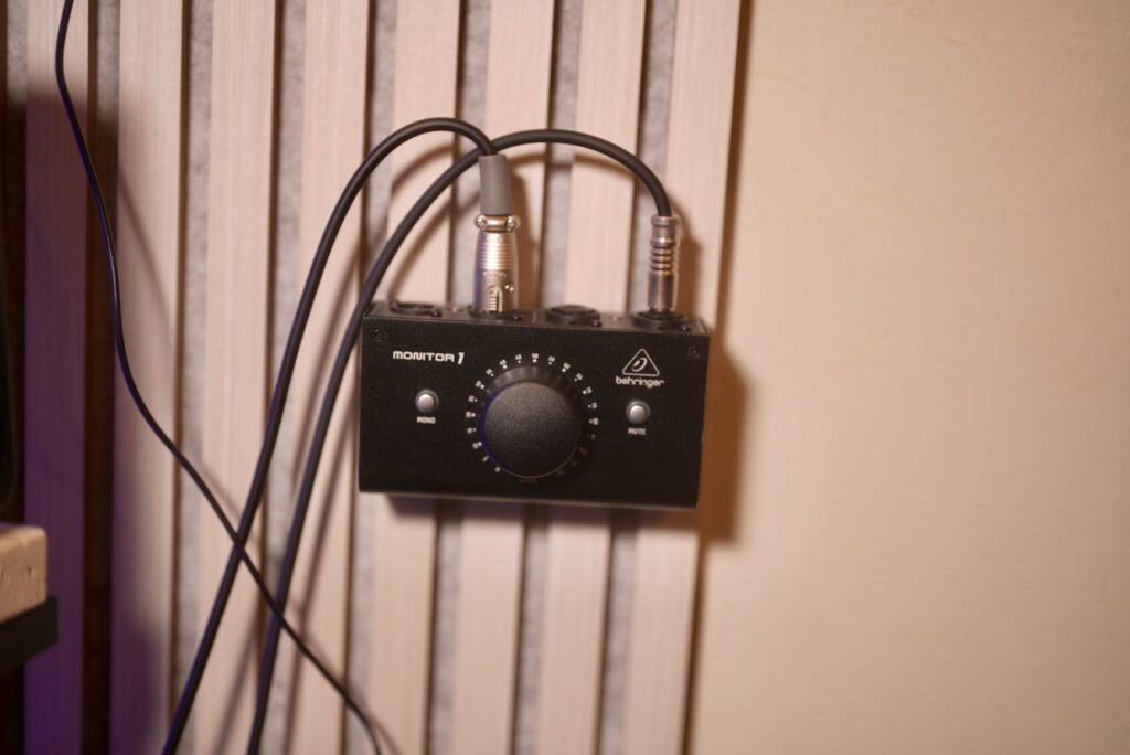 ギター横に設置したモニターコントローラーの写真