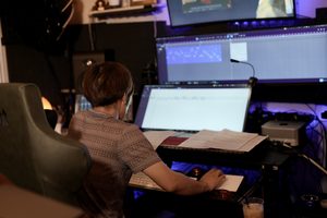 Studio Oneを使って歌メロ制作に取り組むRさんのレッスン風景