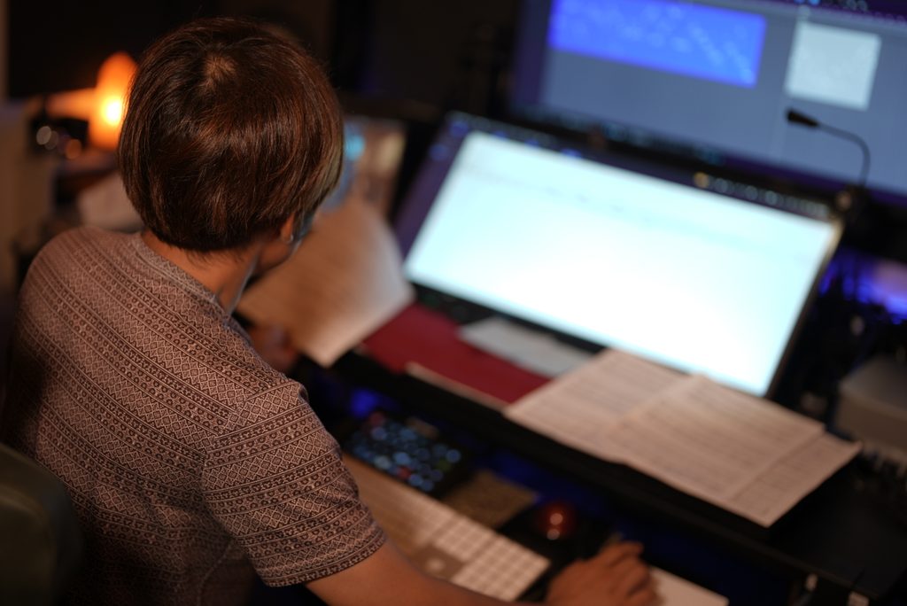 Studio Oneを使って歌メロ制作に取り組むRさんのレッスン風景