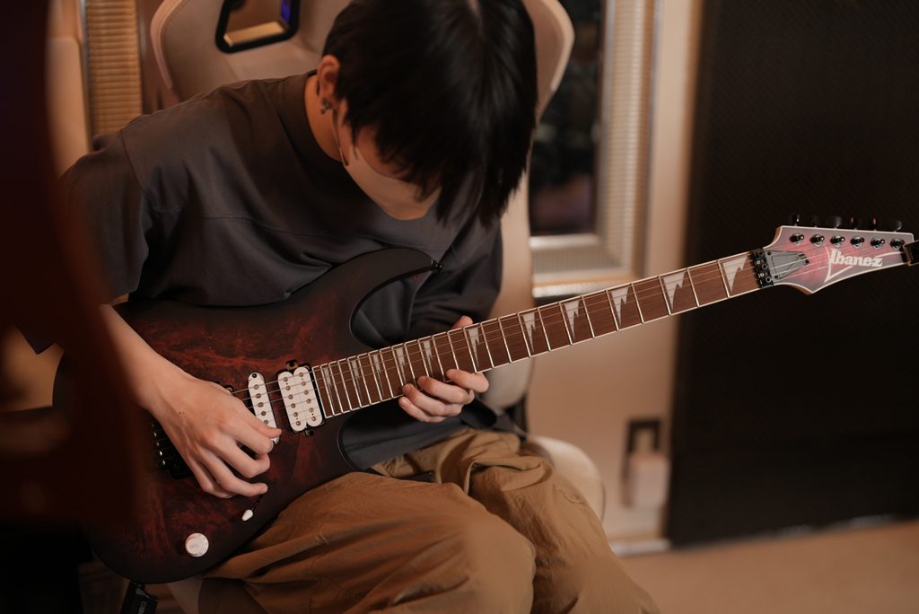 新しいIbanezのギターを手にする高校生のKくん