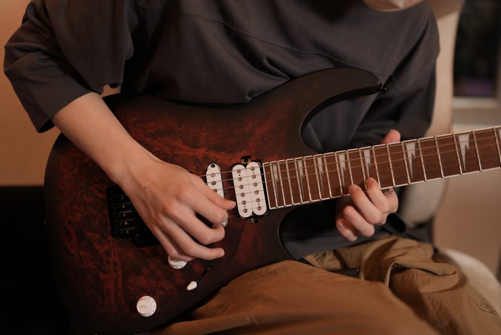 新しいIbanezのギターを手にする高校生のKくん