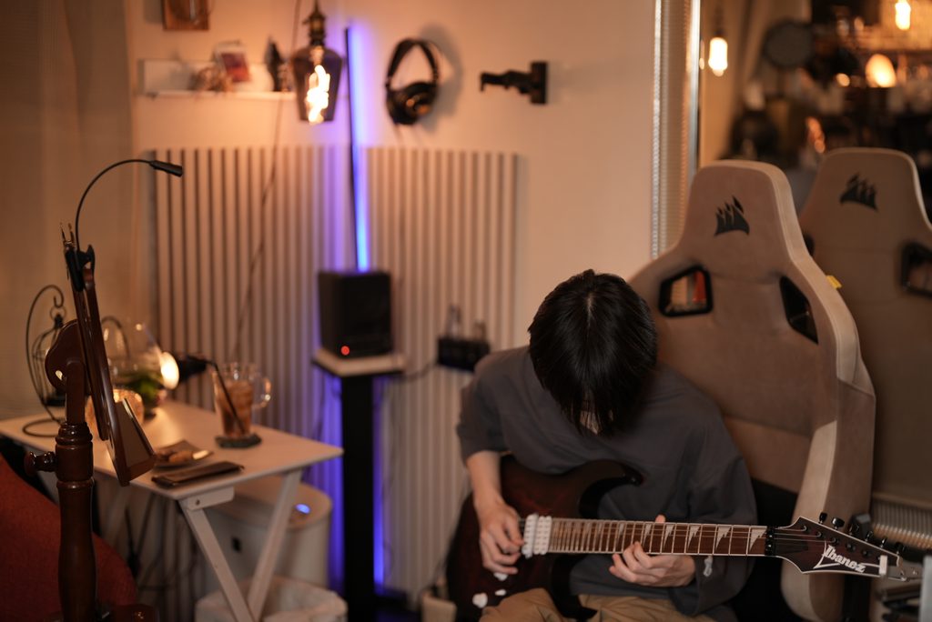 新しいIbanezのギターを手にする高校生のKくん